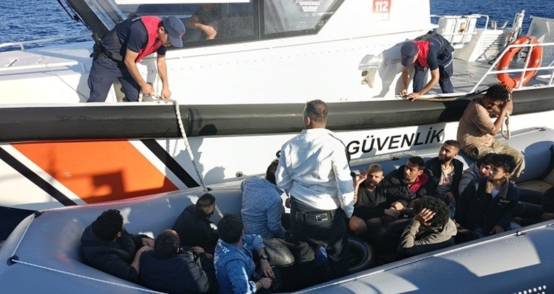 Ayvalık açıklarında 16 düzensiz göçmen yakalandı