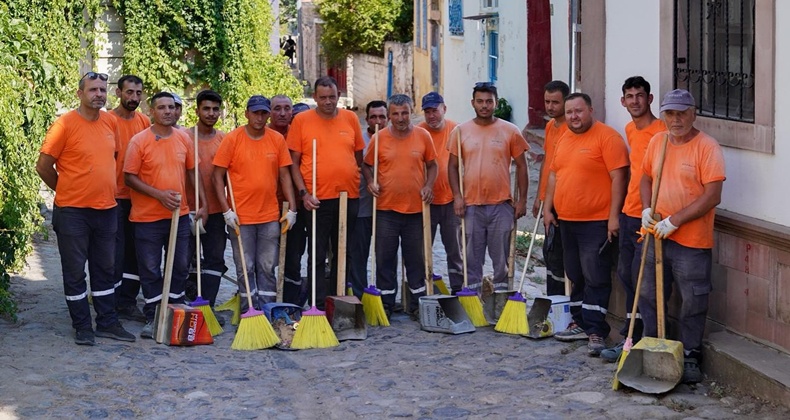 Ayvalık’ta Tarihi Sokaklarda Mıntıka Temizliği: Mahallem Temiz Eylem Planı Hayata Geçiyor
