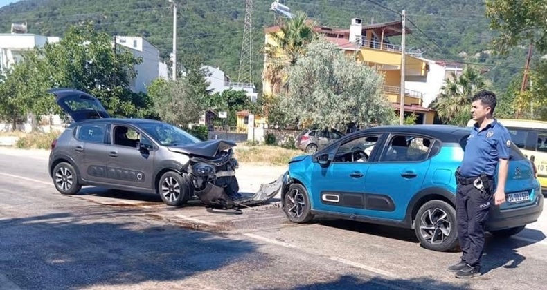 Erdek’te iki araç kafa kafaya çarpıştı: 5 yaralı