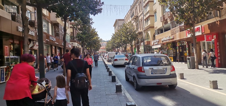Milli Kuvvetler Caddesi’nde yoğunluk: Hem araç hem yaya trafiği dikkat çekiyor