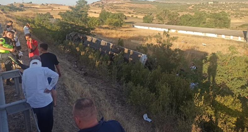 Balıkesir’de yolcu otobüsü devrildi: 1’i ağır 27 yaralı