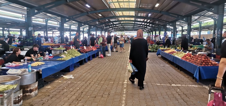 Karesi Salı Pazarı’nda yoğunluk: Sebze meyve fiyatları düşünce ilgi arttı