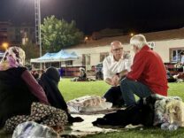 Sındırgı geceleri sokakta geçiriyor