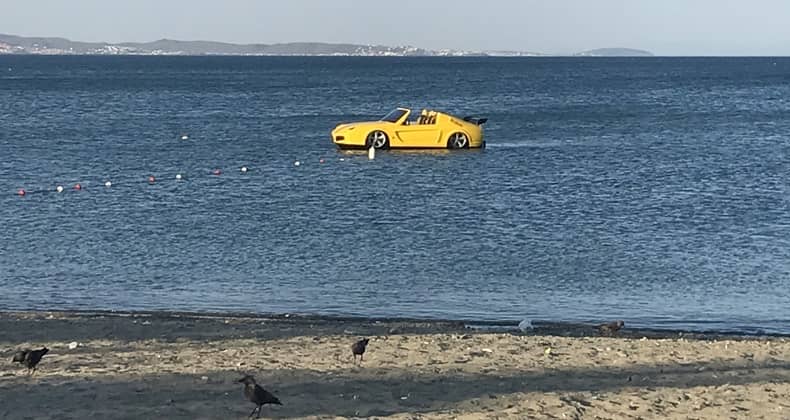 Balıkesir’in Altınkum Plajı’nda yüzen taksi heyecanı