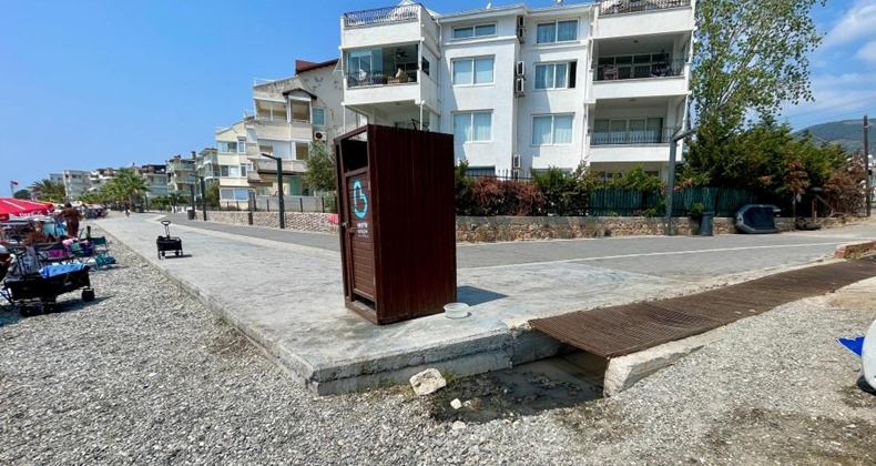 Altınoluk Sahilinde Kanalizasyon Skandalı! Tatilciler İsyan Etti