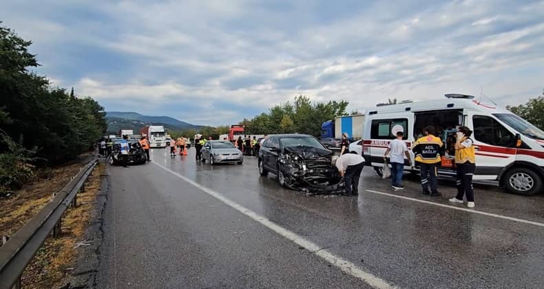 Anadolu Otoyolu’nda 10 araçlı zincirleme kaza kameralara yansıdı