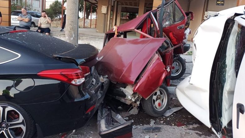 Balıkesir 4 aracın karıştığı zincirleme trafik kazası; 1 yaralı