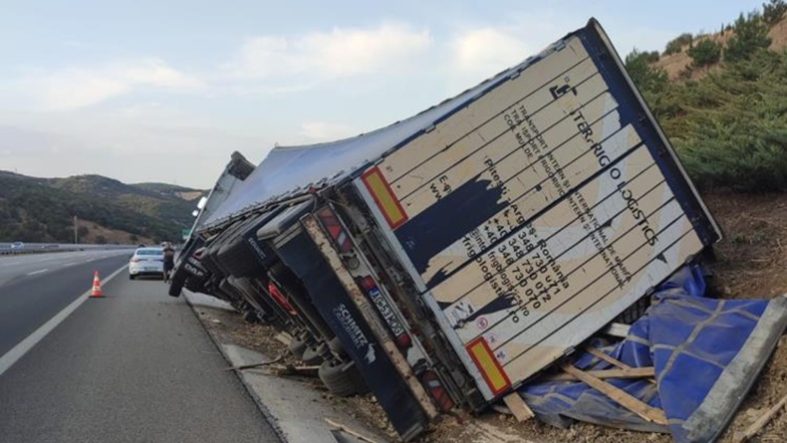 Balıkesir'de Bulgaristan plakalı tır yan yattı