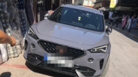 Balıkesir’de Kaldırımı İşgal Eden Araç Tepki Çekiyor