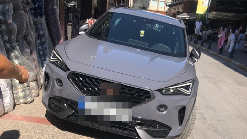 Balıkesir’de Kaldırımı İşgal Eden Araç Tepki Çekiyor