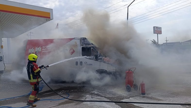 Balıkesir'de Kargo Aracı Alev Alev Yandı Facia Kıl Payı Önlenildi