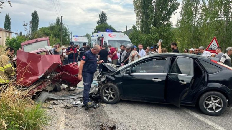 Balıkesir'de Korkunç Trafik Kazası Araçlar Kafa Kafaya Çarpıştı