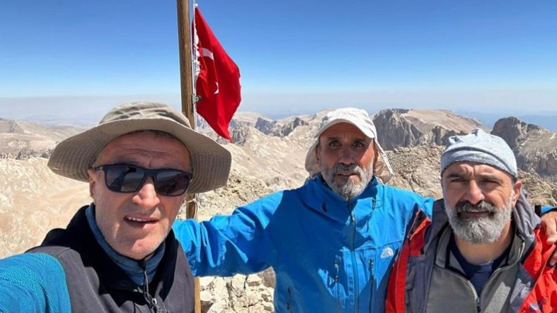 Bandırmalı dağcılar, 30 Ağustos Zafer Bayramı'nı Aladağlar'ın zirvesinde Türk bayrağıyla kutladı