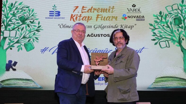 Okan Bayülgen Edremit Kitap Fuarı’nda Sanatseverlerle Buluştu