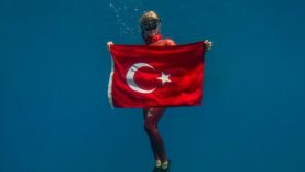 Şahika Ercümen, sualtında Türk Bayrağı açarak 30 Ağustos Zafer Bayramı’nı kutladı