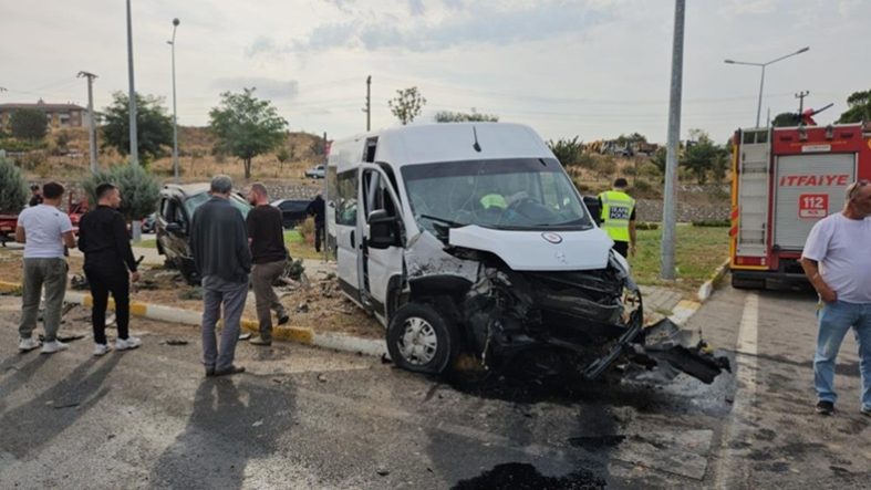 Sındırgı'da trafik kazası 4 yaralı