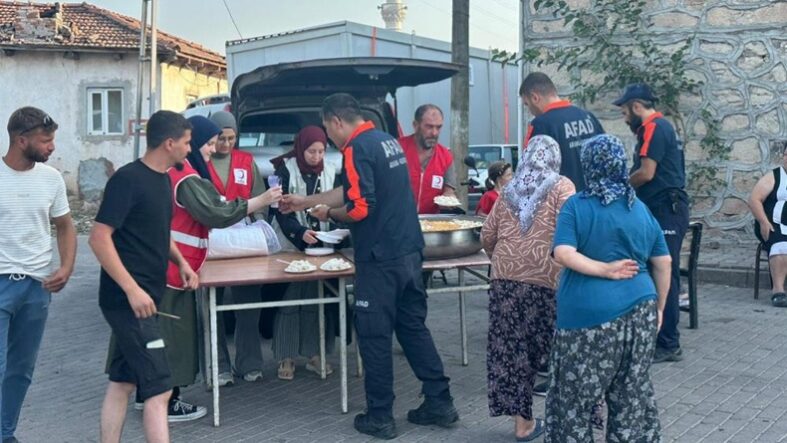 Sındırgı'daki depremzedelere Kızılay desteği