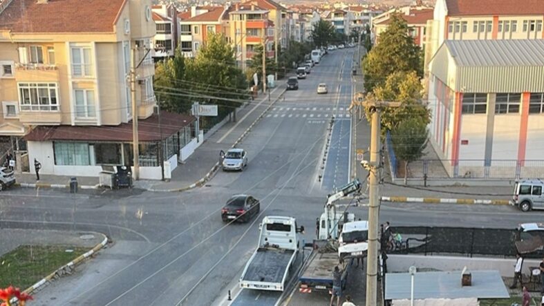 Tehlikeli Kavşakta ‘Dur’ Yazısı Yeterli Olmadı Araç Polis Lojmanına Uçtu