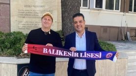 Ünlü oyuncu İlker Ayrık’tan Balıkesir Lisesi’ne ziyaret
