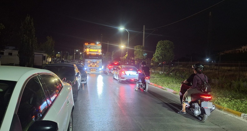 Balıkesir Avlu’da Kamyon Trafiği Felç Etti: Vatandaşlar İsyan Etti