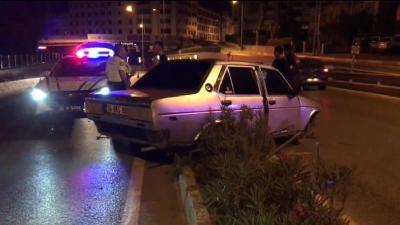 balıkesirde alkollü ve ehliyetsiz sürücü kaza yaptı