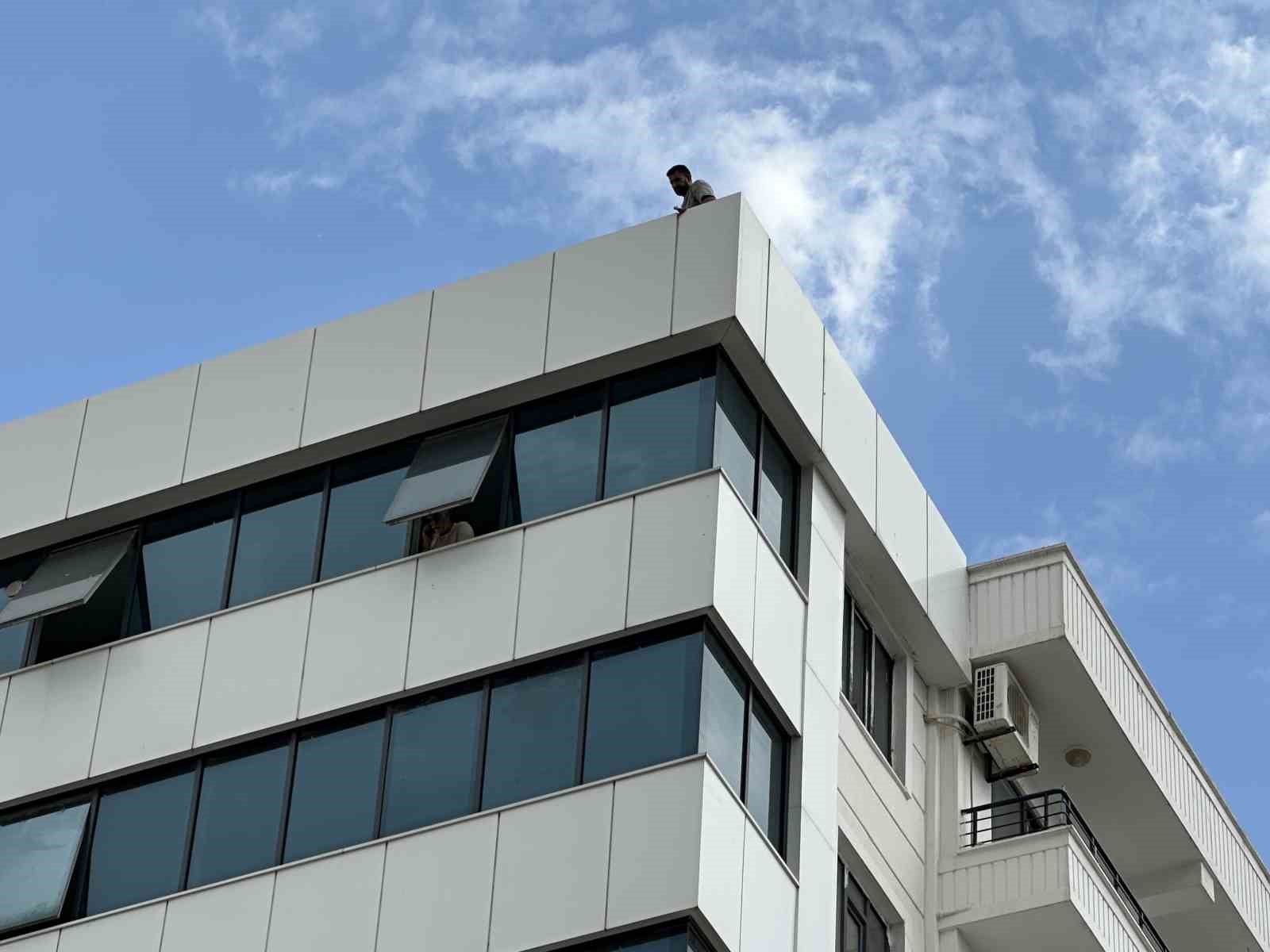 Binanın tepesinden atlamak isteyen şahıs ikna edilerek indirildi