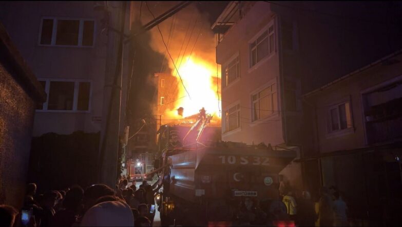 Dursunbey’de korkutan ev yangını