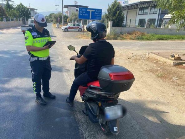 Efeler’de motosiklet sürücülerine trafik bilgilendirmesi