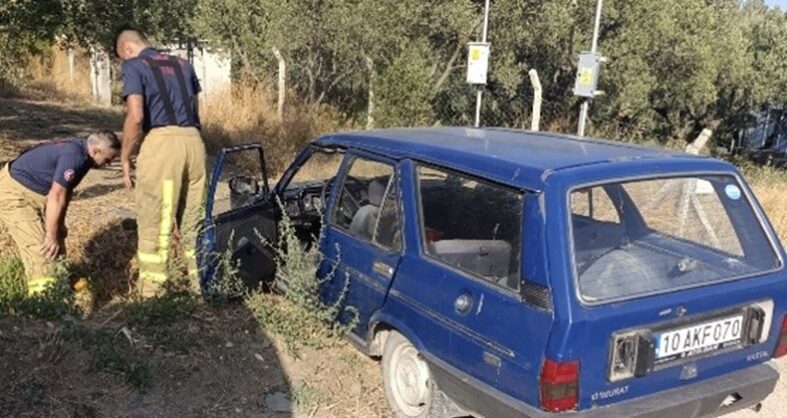 ERDEK'TE TRAFİK KAZASI: ARAÇ YAN YATTI, SÜRÜCÜ ALTINDA KALDI