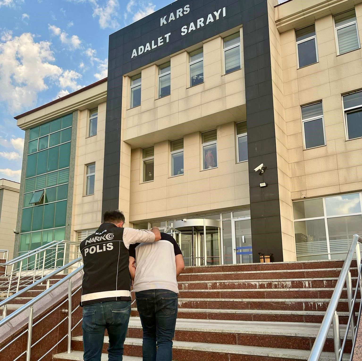 Kars’ta hapis cezası bulunan uyuşturucu taciri yakalandı