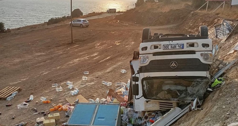 Balıkesir’de market kamyonu şarampole devrildi