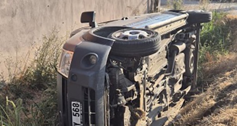 Susurluk’ta trafik kazası: 3 kişi araçta mahsur kaldı