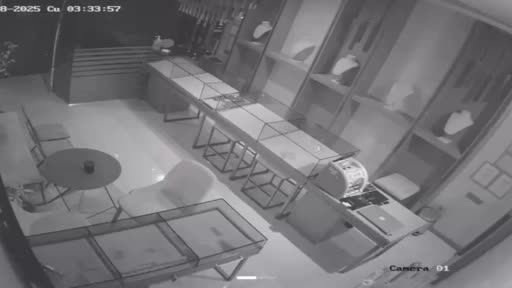 Kuyumcuya giren hırsızlar boş vitrinleri görünce şoke oldu: "Kasa yok, kasa yok"