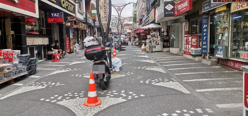 Balıkesir Çarşısında Yayalara Engel