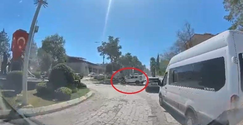 Motosikletin, dönüş yapan otomobille çarpıştığı kaza kamerada