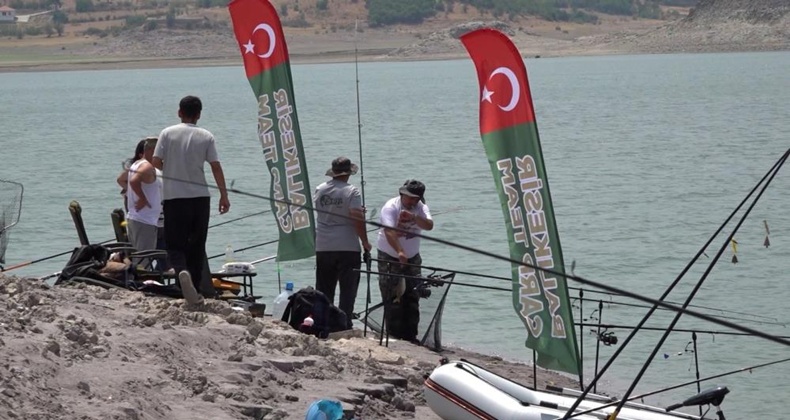Sındırgı’da balıkçılar baraj gölünde kıyasıya yarıştı