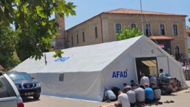Sındırgı’da cuma namazı çadırlarda kılındı