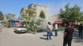 Sındırgı’da depremde ağır hasar gören binalar yıkılmaya devam ediyor
