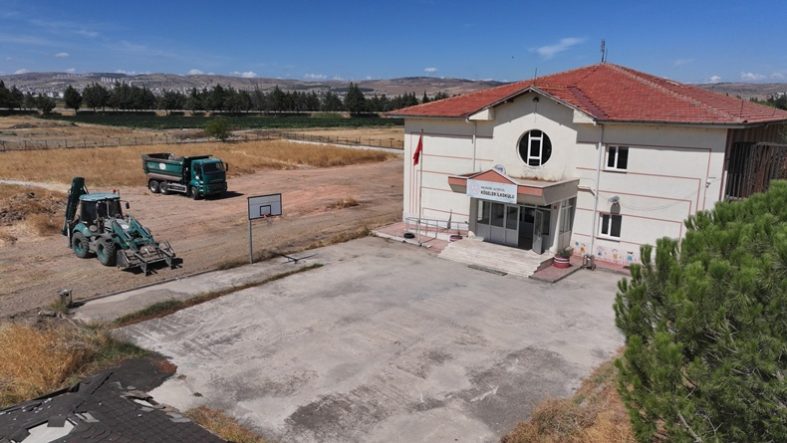 Altıeylül Köseler İlkokulu Bahçesi DSİ Tarafından Temizlendi