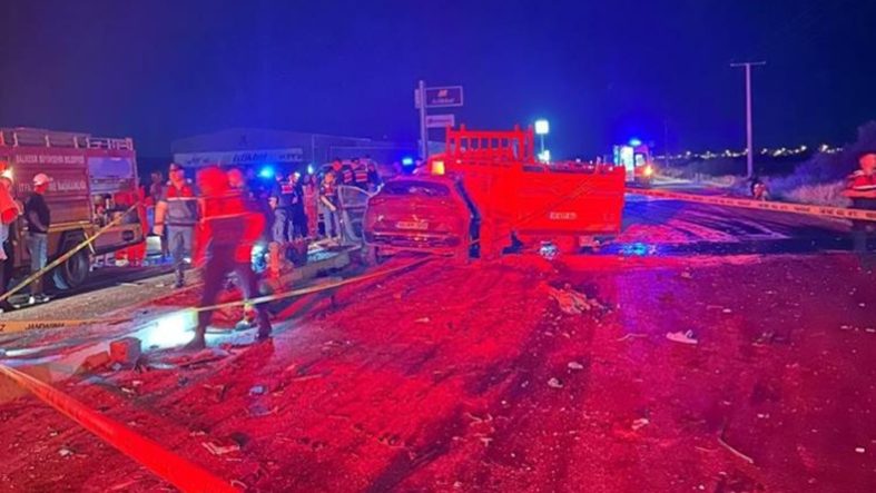 Ayvalık'ta trafik kazası 1 ölü, 2 ağır yaralı