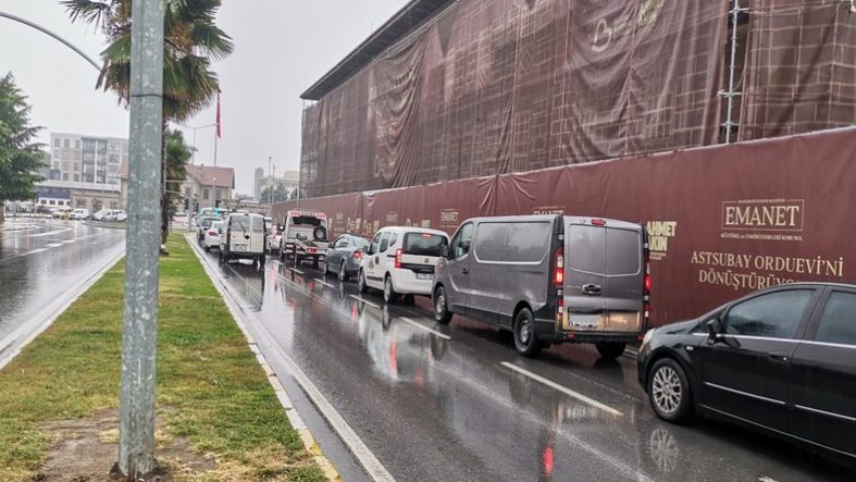 Balıkesir Haftanın İlk Gününe Yağmur ve Trafik Yoğunluğuyla Uyandı