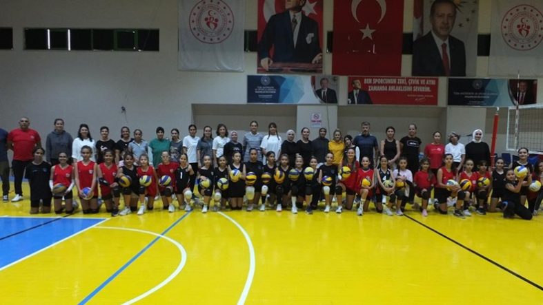 Balıkesir’de 'Annemle Voleybol Oynuyorum' turnuvası başladı