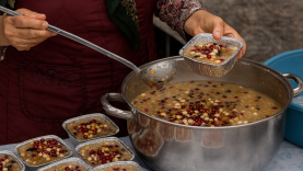 Balıkesir’de Aşure Geleneği Yıl Boyu Sürüyor: Komşular Arasında Tatlı Paylaşım