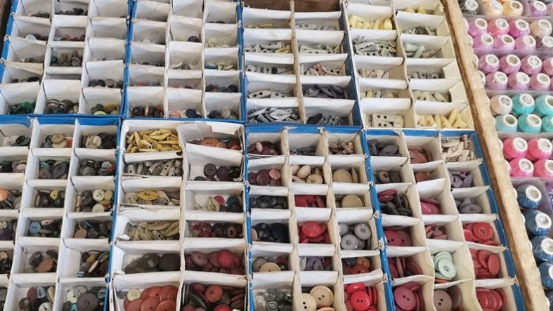 Balıkesir’de Renk Renk Düğmeler Artık Eskisi Kadar Tercih Edilmiyor