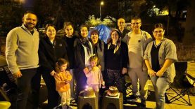 Balıkesir’de deprem çadırında doğum günü sürprizi