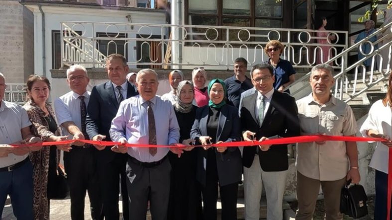 Balıkesir'de kursiyerler çini sanatlarıyla mest ettiler