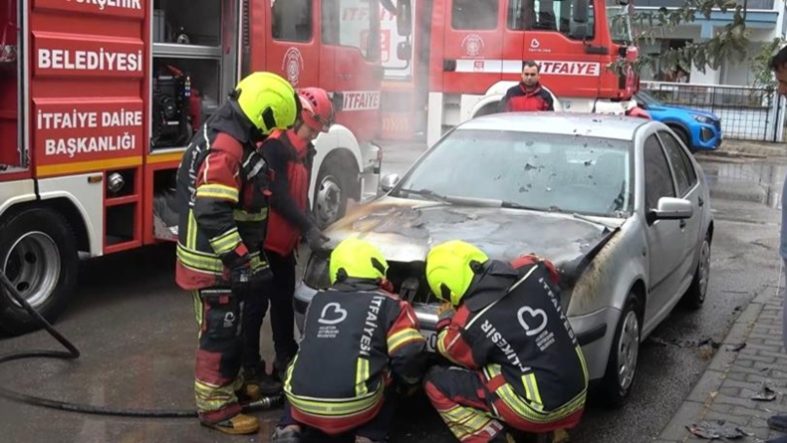 Balıkesir’de park halindeki araç yandı