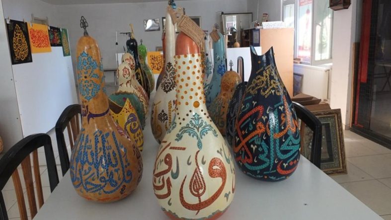 Balıkesirli sanatçı hat yazıları ile süslediği kabakları fuarda sergileyecek