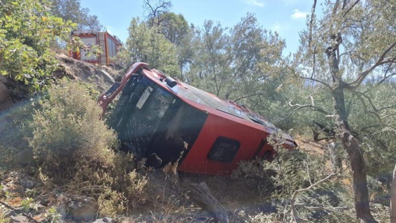 Burhaniye’de belediye otobüsü şarampole devridi 9 yaralı