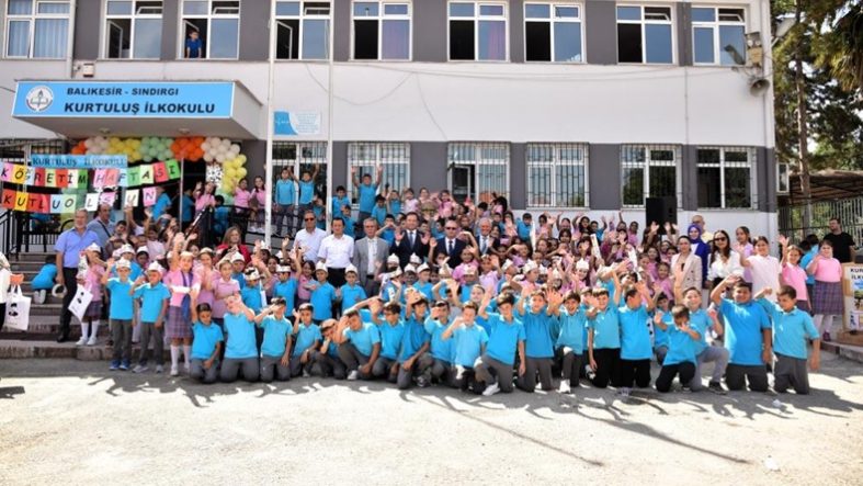 Depremin vurduğu Sındırgı'da İlköğretim Haftası kutlandı